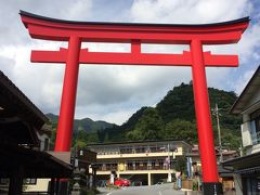 高崎駅から路線バスに乗って1時間10分、やっと榛名神社へ到着。
天気が悪くなくて良かったー！