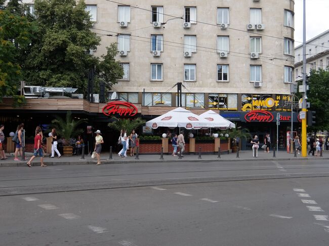 73日目（2016/7/20）<br />13:14<br /><br />ギリシャに向けて出発！<br />の前に少し腹ごしらえを。<br /><br />ソフィアであちこち見かける「Happy」。<br />寿司があるという触れ込み立ったので寄ってみたのですが、外国バージョンの寿司で日本食ではありませんでした。。