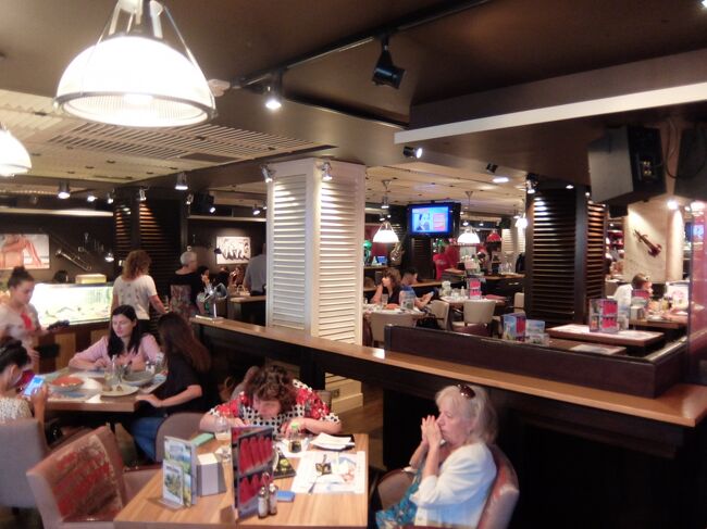 店内は意外に広く、お客さんもそこそこ入ってて、店員さんがふりふり歩いている感じ。。<br /><br />これは時間がかかりそうだ。。<br />というわけで、着席と同時に注文。