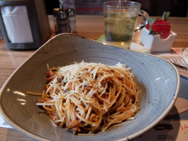 適当にボロネーゼを選んだのですが10分ほどで出てきました。意外に早い。。<br /><br />味は見るからに期待できませんが、薄い感じです。。<br />麺はアメリカ人が好きそうなやわらか系。<br /><br />緑茶を頼んだら、リンゴのフレーバーがする！？<br /><br />ご、ごちそうさま。。<br /><br /><br />昼食＠Happy<br />BGN 12