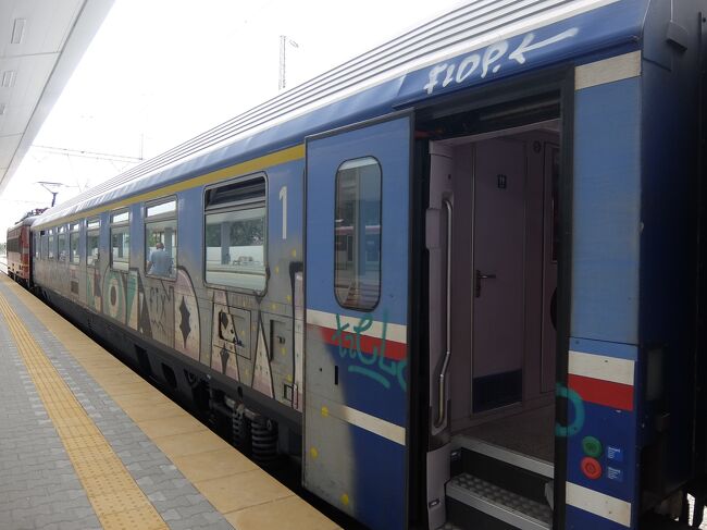 チケットは2等車と書いてあると思うのですが、どの駅員にきいても1等車に乗れという。。<br />事前情報ではすべて2等車だというのですが、、<br /><br />まあ1等車に乗りますか。