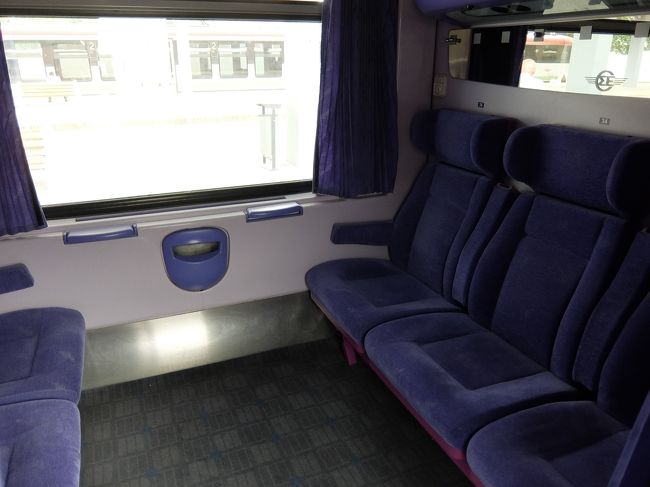どうやらこの席らしい。<br />6人のコンパートメントですが、結局ずっと2人だけでした。