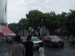 さあ、散策を再開しましょう！
すぐ目の前には、ロータス水上人形劇場です。