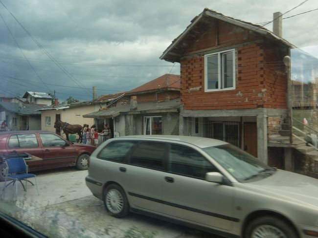 定刻どおり15:20に出発！<br /><br />しばらくは住宅地を抜けます。<br />よく見ると馬がいる！？