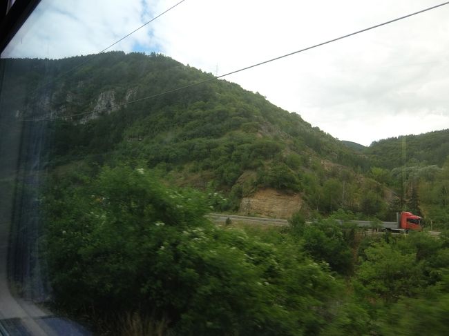 16:03<br /><br />Permik駅を過ぎたところ。<br />Radomir駅までは山を抜けるような感じ。