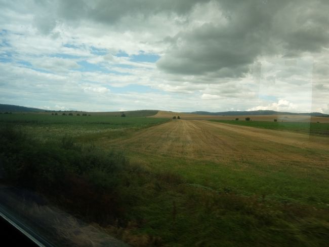 16:26<br /><br />Radomir駅を過ぎると平原のようになりました。
