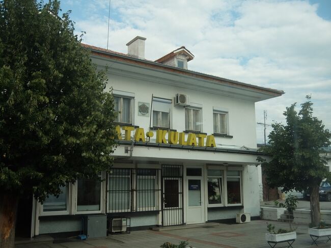 18:45<br /><br />山の中を進んだり町を進んだりを繰り返し、国境の町クラタに到着。<br />沿線に気が植わっていることが多く、眺めはあまりよくありません。<br /><br />「パスポート！」と叫ぶ係員がコンパートメントに来たらパスポートを渡します。<br />出国カードはありません。