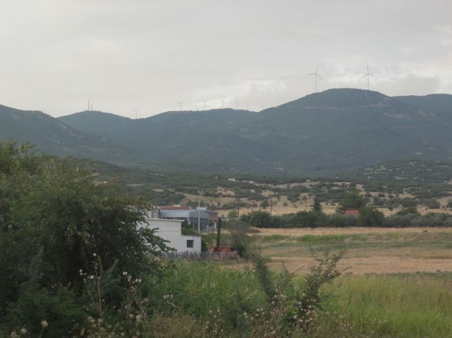 20:27<br /><br />遠くに風車が見えるー。<br /><br />ようやく進んだと思ったら5分ほどして再び停車。<br />と思ったら反対方向に進んでるー！？<br />なんとスイッチバックしたみたい。