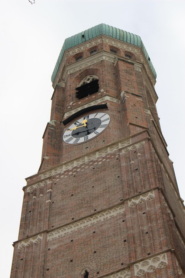 ちなみに、フラウエン教会の塔にも登れます。<br /><br />初めてミュンヘンに来た時に上りましたが、確か途中までは階段で、途中からはエレベーターで上がれました。<br /><br />