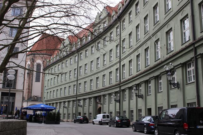 教会の前の通りに建つ、緩やかな曲線を描いた建物が素敵☆