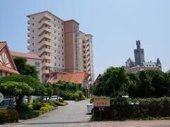 宿泊先のブリーズベイマリーナに到着しました。

駐車場はホテル正面にある琉球の風アイランドマーケットの駐車場が第一駐車場になります。

宿泊はタワー館ですが、お隣にはドイツ村のお城が並んでいます。