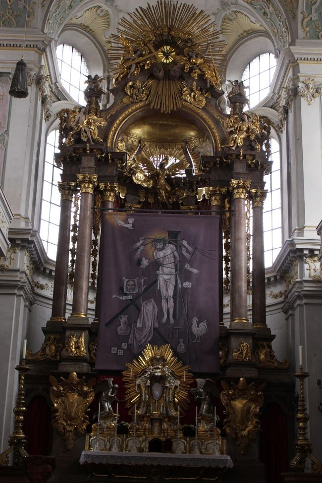 祭壇に掛けられた布の絵はなんだかグロテスク...。<br /><br />この教会は聖ペーターを祀っているので、本来は聖ペーターの像があるはずなのですが、修復中なのかしら？<br />ちょっと残念...。<br /><br /><br />