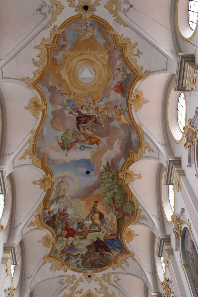 天井には逆さ磔のフレスコ画が。<br /><br />ペーターはサン・ピエトロ大聖堂に眠る聖ペテロのドイツ語読み。<br />ローマ帝国の暴君ネロによるキリスト教迫害を受け、逆さ十字架にかけられて殉教しました。<br /><br />