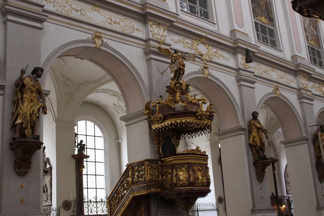 黄金の装飾が綺麗な説教壇。