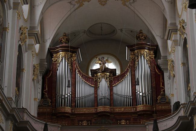 なんてエレガントなパイプオルガンなんでしょう...。<br />美しいです。<br /><br />真ん中には説教壇と同じようにラッパを吹き鳴らす天使さんが座っています。