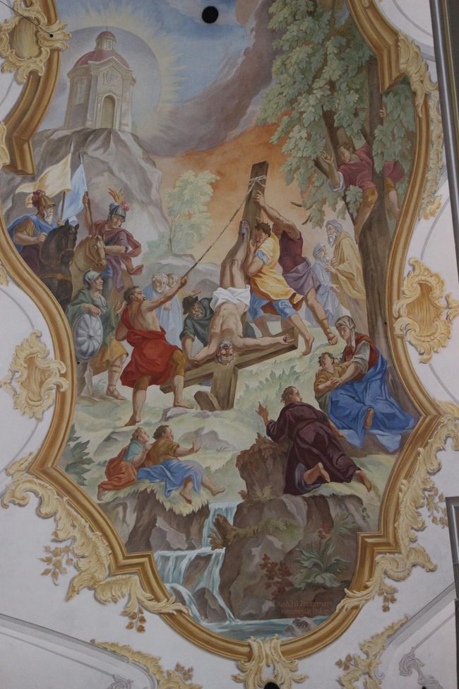 「主と同じ十字架にかけられるなら本望だ」と言ったペテロに対し、ネロは「いや、同じ殺し方はしない。更に苦しい逆さ磔にしてやる！！」と、十字架を逆さまにしたのだそう。<br /><br />酷い話ですね...。<br /><br />ゆめちゃんに、「昨日、ヴィース教会で鍵を持っていた人だよ」と教えてあげたら、興味深そうに見上げていました。<br />