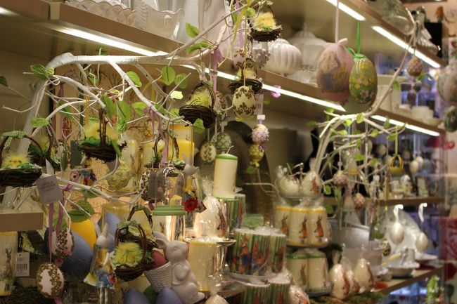 こちらの雑貨屋さんはお店の方に許可を取って写真を撮らせて頂きました。<br /><br />綺麗に飾り付けされたたまごやうさぎさんがいっぱい。<br /><br />たまごは、キリストが死の殻を破って甦った事を表しているそう。<br />うさぎは子孫繁栄。