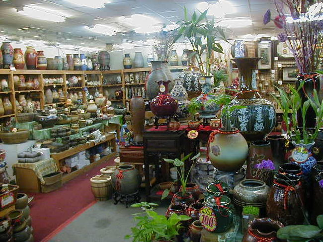 鴬歌と野柳を行く 2005/05/06<br /><br />警察官をしている義弟の車で「鴬歌」へ陶磁器を見に行く。<br />「鴬歌」は車で台北市内から３０分くらいの所にある、陶磁器の街である。 最近では、日本からの観光客も訪れる。