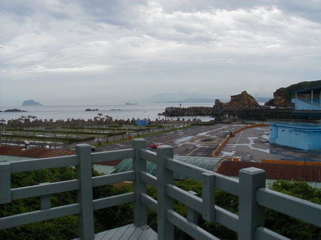 野柳地質公園を見学（入場料５０元）。海と岩のハーモニーが織り成す風景。褐色の岩肌と青い海、ところどころに緑色の海草が岩に張り付いている光景もいい。これらの光景が少しずつ形を変えながら続いている。これらの風景を眺めながら２時間の散策を楽しんだ。自然が作った特徴にある岩はそれぞれ名前が付けられていた。 