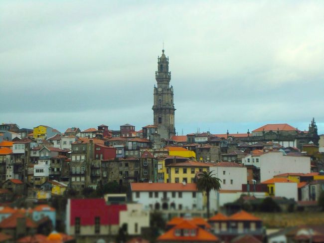 ポルト、カテドラル広場からのパノラマ<br />空が薄暗いのが気になる。