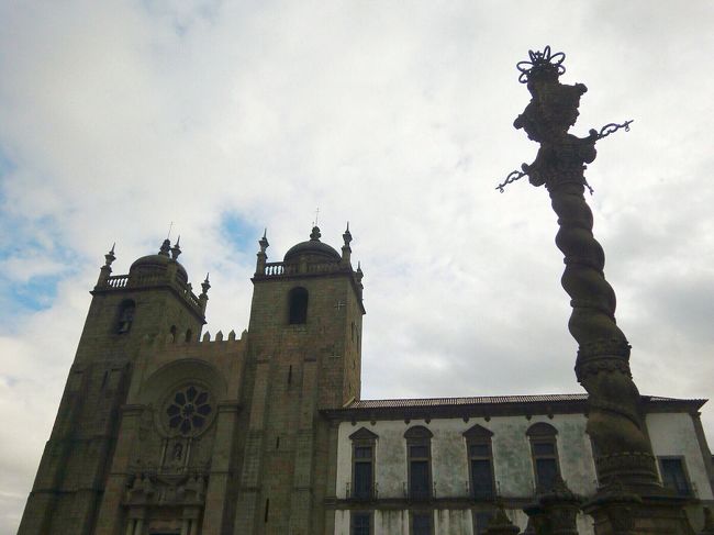 ポルト、カテドラルとベロウリーニョ<br />カテドラルは12〜13世紀に建てられた大聖堂。<br />ロマネスク様式で建てられたがその後はゴシックやバロック様式で増改築がされ現在の姿になった。<br />ベロウリーニョとは罪人を大衆の目前で吊刑に処したもの。