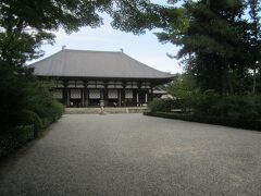 薬師寺は、大改装中。唐招提寺へ歩きます。10分くらい。