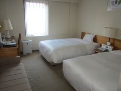 ホテル着。ホテルフジタ奈良。Expediaで予約して税込み6千円ほど。一人なのに、ダブルベッドのツインです。