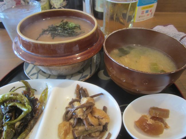 K's Harの大和茶粥。茶粥自体は味がほとんどなく、奈良漬や、このお店においてある、いろいろな「塩」、これがおいしい。