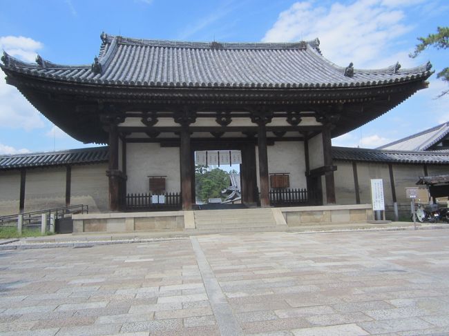 お昼を食べてるときにルート決定。まずは法隆寺。法隆寺、唐招提寺のルートを観光案内所で教えてもらいます。JR法隆寺駅から歩くこと約20分。どうにか着。