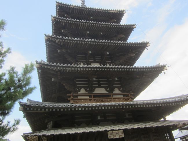 法隆寺の五重塔。すこし小さ目か。