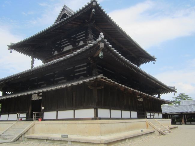 法隆寺の金堂。中に入るも、釈迦三尊像は撮影禁止。