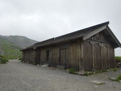 日本最古の山小屋も見学しちゃいますよ。
