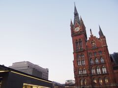 朝早くにロンドンのホテルをチェックアウトし、Shepherd's Bush Market駅から地下鉄で1本、King's Cross St. Pancras駅に着きました。
キングス・クロスとセント・パンクラスの二つのターミナル駅が隣接するこの地。
地上に出るとまず目を引いたのがこの尖塔。こちらが「セント・パンクラス駅」です。
この惚れ惚れするようなネオ・ゴシック建築！たまらん！
個人的には、尖塔の角度は鋭角であればあるほどグッと来ます。なのでこれ、だいぶ好み。