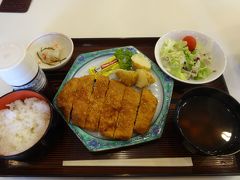 お昼になったので、ホテル立山でポークカツ定食（1700円）。細かなパン粉で薄めのカツなのが洋食っぽくていい。ごちそうさまでした☆