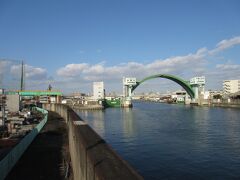 そして緑のアーチは、木津川水門。
必要があれば、あのアーチが川に降ろされ
川をせき止めます。