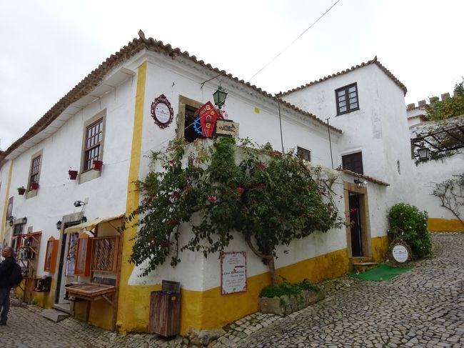 黄色いラインも街に溶け合っています