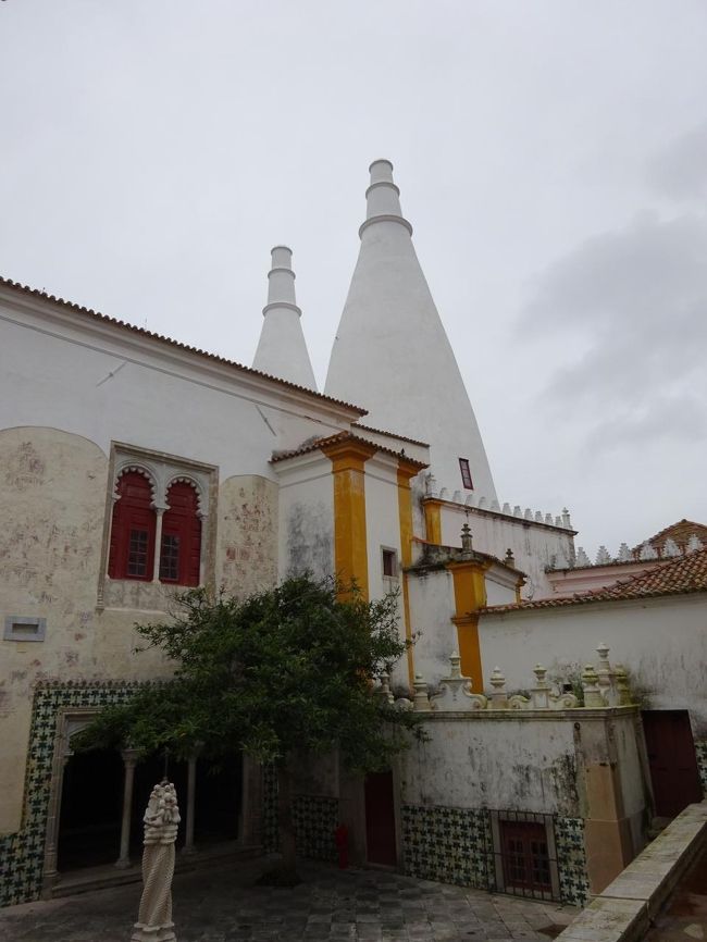 シントラ宮殿の特徴は、真っ白の外壁と2本の大きな塔で、2本の塔は台所の換気口で33メートルもあります