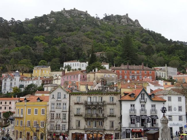 山の上にはムーア城の城壁でしょうか？