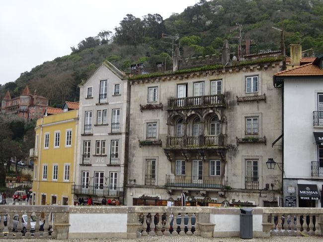 美術館のモニュメントがあったり、アズレージョが美しい「ムーアの泉」があったり、レガレイラ宮殿があるそうですが、時間がありません。