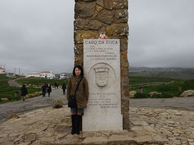 ポルトガルの詩人ルイス・デ・カモンイスの叙情詩「ウズ・ルジアダス」の第３の第２０節に詠まれている、「ここに地果て、海始まる」という一説が刻まれています。