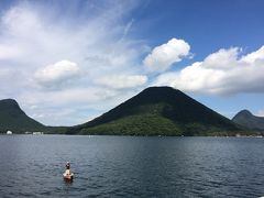 榛名神社から路線バスに乗り、榛名湖へ。
湖、雲、山、釣り人と絵になりそうだったので、思わずパシャ！
（この写真何気に好きです。）