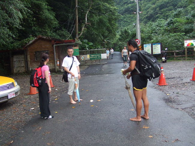 烏来自然区で健康運動<br /><br />鄭さんの提案で皆で裸足<br />日本から来たNさんもで歩くことにしました。