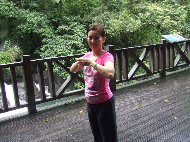 烏来自然区で健康運動<br /><br />健康運動：妻も