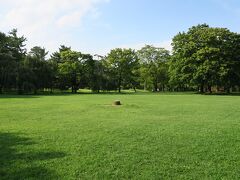 緑いっぱいの弘前公園を抜け、