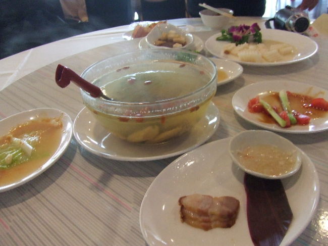 「卡莎米亜温泉会館」<br /><br />烏来温泉の料理<br />3コースから一つを選ぶところ、無理にお願いをして3コースの料理を少しづつ出してもらいました。