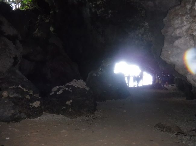 洞窟の中から