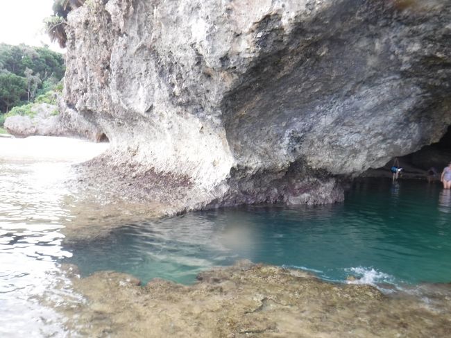 1人で入って行くのは怖かったので、<br />ツアーの人たちの後に続いて入ってみました。<br /><br />お天気のせいなのか、そんなに青くない…。