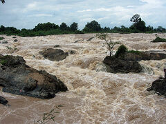 　ソムパミットの滝の全景が姿を現しました。滝の入り口あたりからすでに轟音が聞こえていましたが、このすごい音です。落差はあまりないのですが雨季で増水したメコン川が岩の間を落ちていく様子はすごい迫力です。雨季だからこそこの景色が見られるのでしょう。
　メコン川はこの辺りではこのような滝がいくつもあるため、船で遡ることが困難です。かつて鉄道が敷設されたのもこのような地形が関係していたのです。