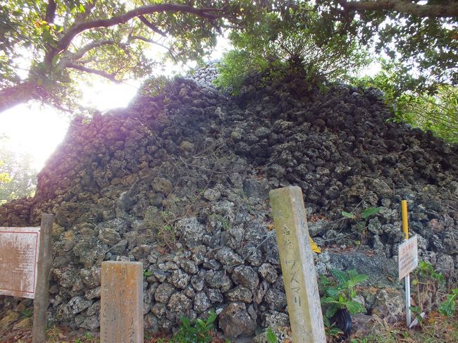 宮里海岸近くのプズマリ（火番盛）。<br />以前はてっぺんまで登ることができたのですが、今は崩れる可能性があるとかで立ち入り禁止です。