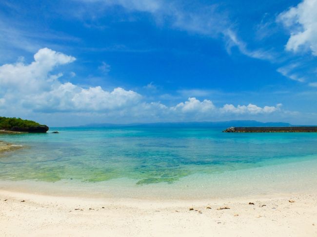 港の横にはきれいなビーチがあります。小さい子供にはここもオススメらしいです。<br />私は泳いだことないですが。<br />ちなみに、黒島でシャワーなどの遊泳施設が整ってるのは仲本海岸だけです。